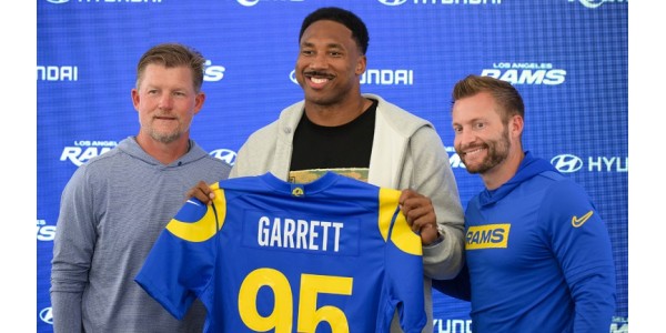 Myles Garrett fick äntligen bära Los Angeles Rams-tröjan nummer 95 Myles Garrett fick äntligen bära Los Angeles Rams-tröjan nummer 95